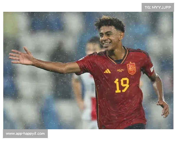 雨战中的温情：小球迷冲入场内与亚马尔击掌